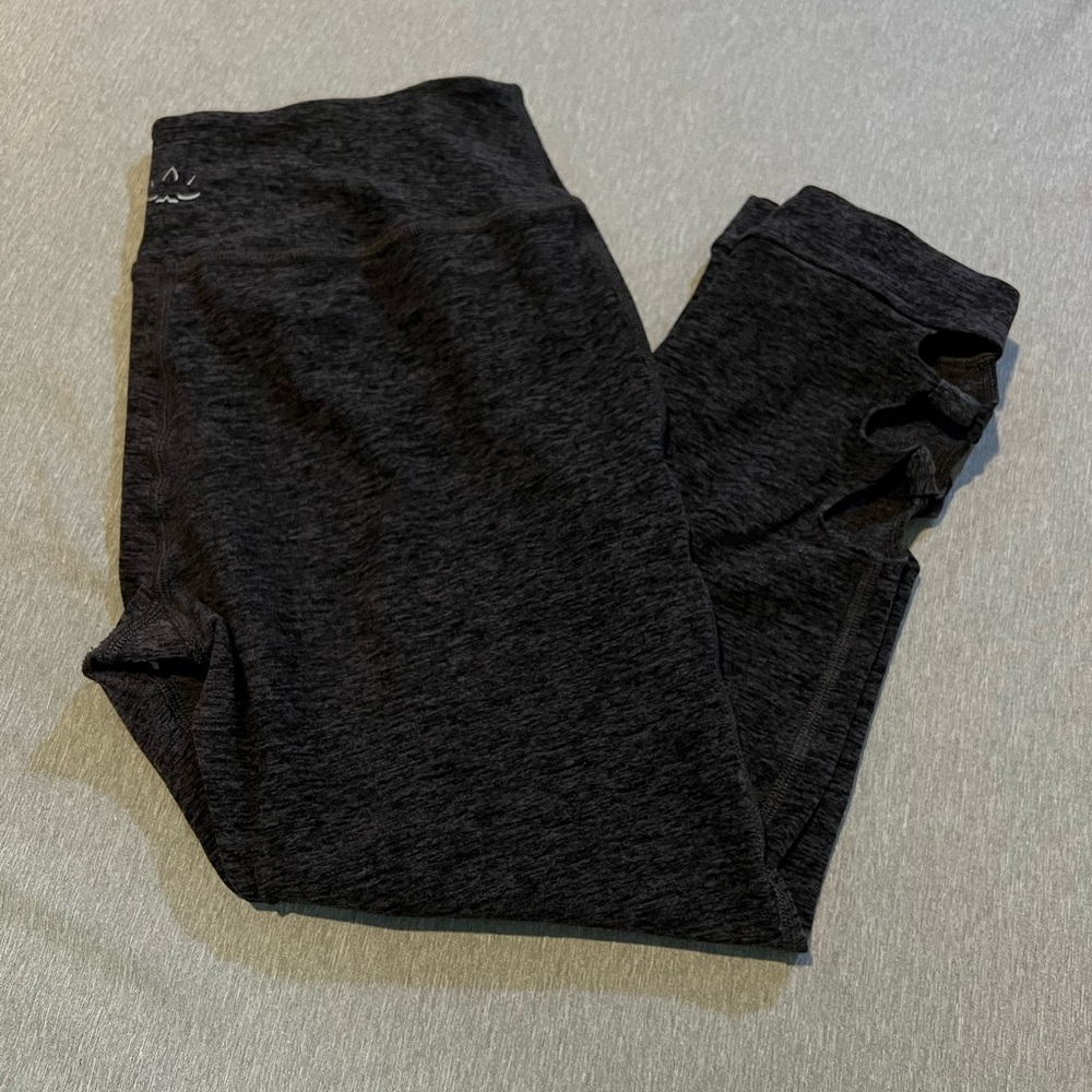 Beyond Yoga Heathered Dark Grey Mid-Rise Capri Legging Medium